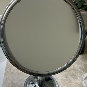 10x magnifying mirror that flips